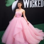 A diva traz toda a magia de Glinda com look icônico, marcado por saia dramática e toque de ousadia fashion