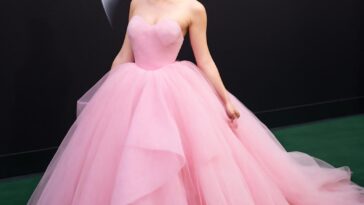 A diva traz toda a magia de Glinda com look icônico, marcado por saia dramática e toque de ousadia fashion