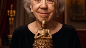 Aos 96 anos, a diva do teatro encanta e inspira novas gerações com sua presença vibrante nas plateias