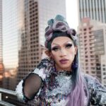 A diva do pop celebra sua carreira em show teatral e cheio de emoção para seus 'little monsters'