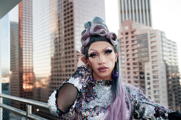 A diva do pop celebra sua carreira em show teatral e cheio de emoção para seus 'little monsters'