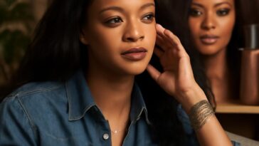 A diva fala sobre autoconfiança, sua jornada com o cabelo natural e o poder da reinvenção na indústria da beleza