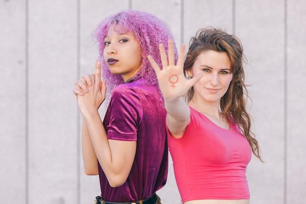 Paige Niemann provoca reações intensas entre fãs ao replicar o visual e estilo de Ariana Grande