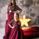 A rainha do Natal surge com os filhos em visual kawaii, preparando os fãs para a temporada mais mágica do ano