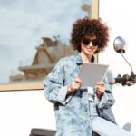 Podcast da influenciadora reúne mais de 550 mil ouvintes e traz debate sobre o papel dos influenciadores frente à mídia