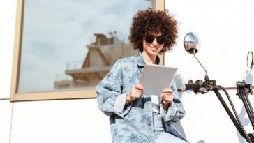 Podcast da influenciadora reúne mais de 550 mil ouvintes e traz debate sobre o papel dos influenciadores frente à mídia