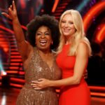 Estrela drag faz nova investida para apresentar Strictly e ganha elogio da icônica Tess Daly