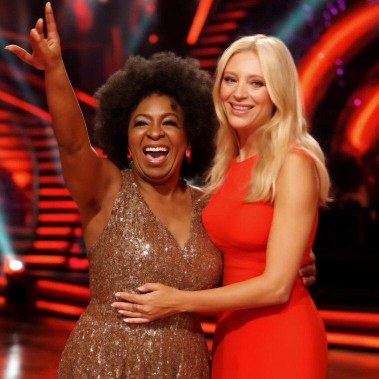 Estrela drag faz nova investida para apresentar Strictly e ganha elogio da icônica Tess Daly