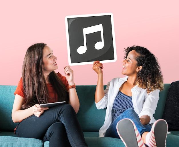 Faixa inédita com participações secretas promete ser hit LGBTQIA+ do verão brasileiro