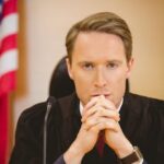 Advogado é condenado por ofensas homofóbicas e racistas contra Bolsonaro e Trump, decisão reforça combate à LGBTfobia