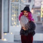 Casal poderoso transforma passeio romântico em desfile de moda com looks de pele e jeans larguinhos