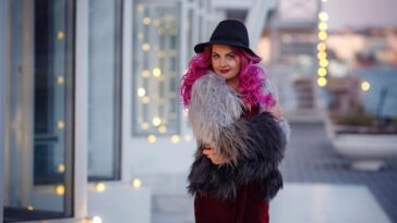 Casal poderoso transforma passeio romântico em desfile de moda com looks de pele e jeans larguinhos