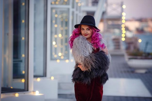 Casal poderoso transforma passeio romântico em desfile de moda com looks de pele e jeans larguinhos