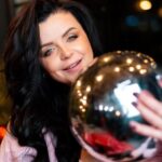 Cantora valoriza talento nacional ao usar peças exclusivas no evento ambiental do príncipe William