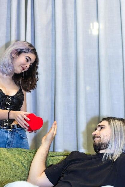 Drag queen e parceiro oficializam união em cerimônia íntima repleta de afeto e cumplicidade