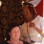 Adaptação de 2025 transforma clássico de Ibsen com triângulo amoroso LGBTQIA+ e protagonismo feminino