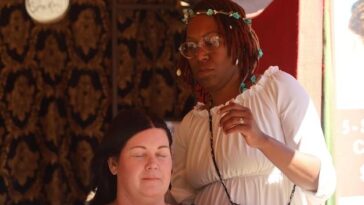 Adaptação de 2025 transforma clássico de Ibsen com triângulo amoroso LGBTQIA+ e protagonismo feminino