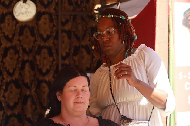 Adaptação de 2025 transforma clássico de Ibsen com triângulo amoroso LGBTQIA+ e protagonismo feminino