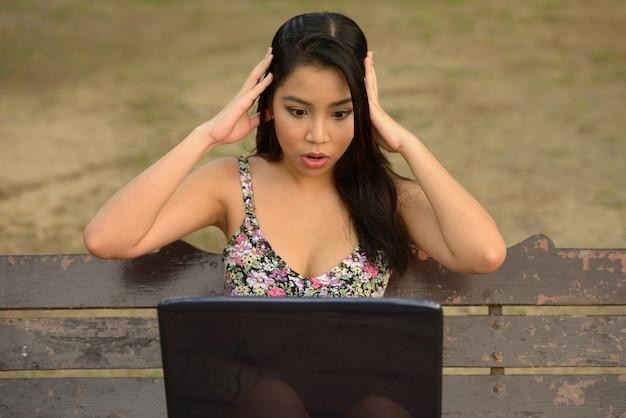 Atriz conquista fãs com fotos ousadas em cenário de combate a incêndio