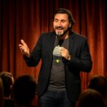 Noite de risadas e reflexões com Álomcsapda, o show solo que conecta sonhos e realidade