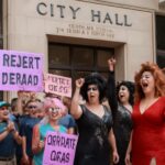Conselho da cidade mantém apoio a ‘A Drag Queen Christmas’ e defende liberdade artística