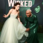 Momento divertido e inesperado na estreia londrina do filme que celebra as icônicas bruxas de Oz