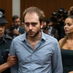 Johnson Wen, conhecido como Pyjama Man, foi denunciado por perturbação pública após incidente na premiere de Wicked