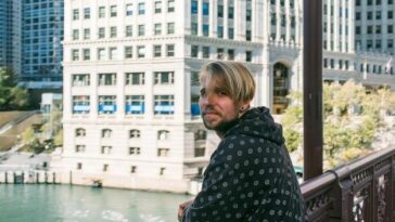 A estrela pop e ícone LGBTQIA+ emociona sua cidade natal com shows e homenagens vibrantes