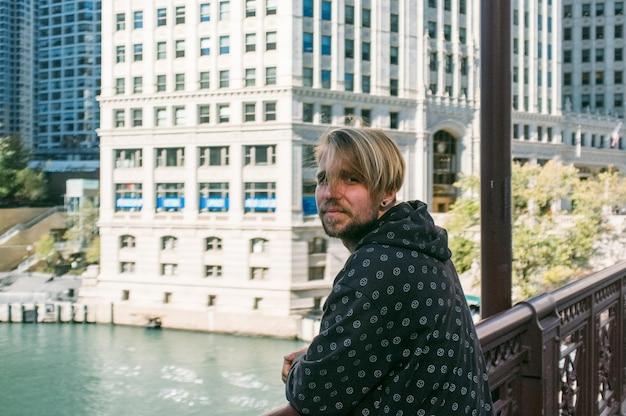 A estrela pop e ícone LGBTQIA+ emociona sua cidade natal com shows e homenagens vibrantes