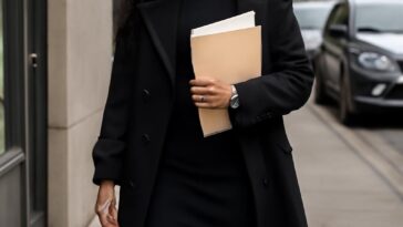 Cantora surge poderosa em terninho elegante e reacende rumores de casamento com A$AP Rocky