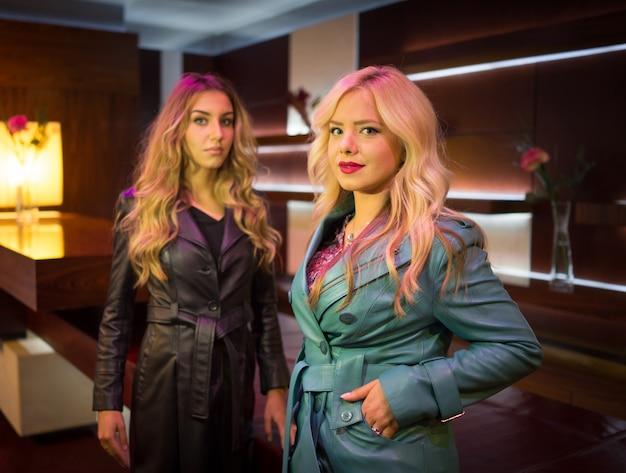 Cantora e irmãs Kardashian celebram amizade em noite descontraída que emociona fãs LGBTQIA+