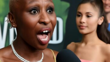 Atriz britânica revela desafios da turnê e apoio a Ariana após invasão na estreia em Cingapura