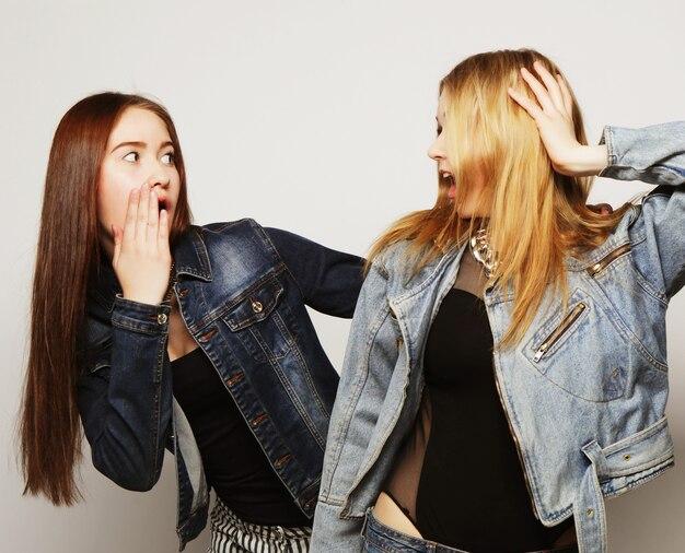 Clipes e posts antigos geram reação intensa e debates sobre racismo e homofobia na internet