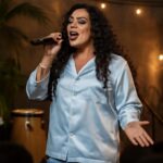 Cantora trans traz romantismo e samba em show que celebra amor e diversidade no Espaço Hall-RJ