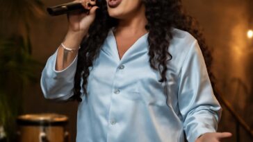 Cantora trans traz romantismo e samba em show que celebra amor e diversidade no Espaço Hall-RJ