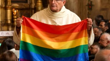 Sacerdote defende inclusão e recebe ataques após colocar bandeira LGBT no altar em Sevilha, Espanha