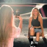 Com humor e autenticidade, Charli XCX lança 'The Moment' com participação de Kylie Jenner