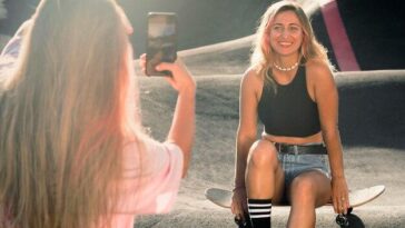 Com humor e autenticidade, Charli XCX lança 'The Moment' com participação de Kylie Jenner