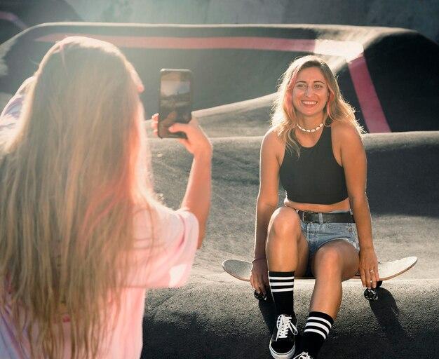 Com humor e autenticidade, Charli XCX lança 'The Moment' com participação de Kylie Jenner