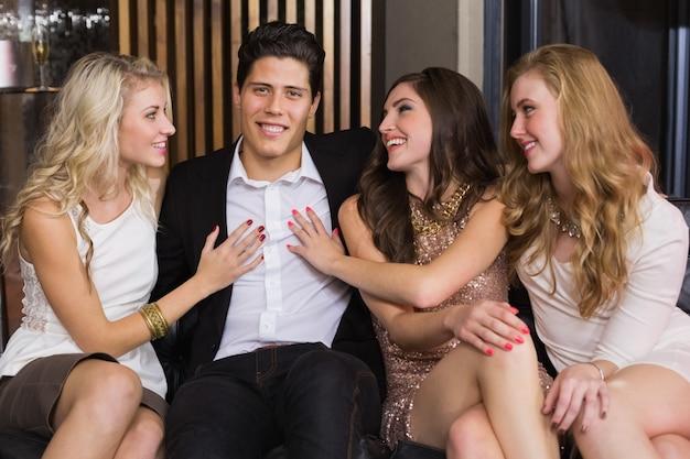 Encontro íntimo mostra respeito mútuo e momentos divertidos entre Britney, Kim e Khloé Kardashian