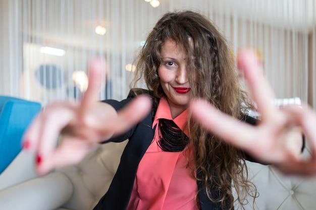 Aliya Janell Brinson: a rainha da dança em salto alto que domina a cena 1 Descubra como Aliya transformou sua paixão em sucesso e empoderamento na dança para a comunidade LGBTQIA+