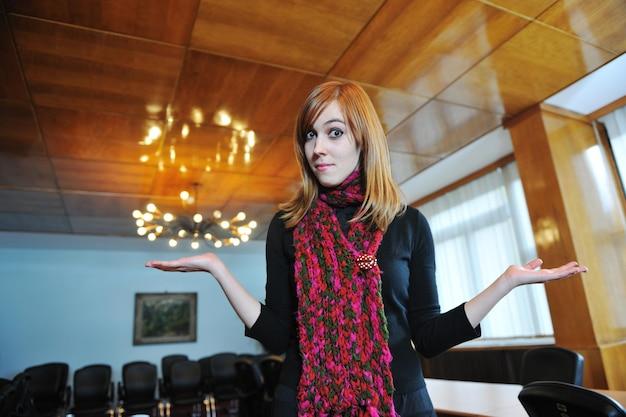 Apresentadoras protagonizam momento descontraído e desajeitado no especial de Blackpool, conquistando o público LGBTQIA+