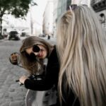 Lady Gaga reinventa visual com cabelo preto em Paris 12 Cantora surpreende fãs com novo look durante turnê europeia, irradiando poder e autenticidade