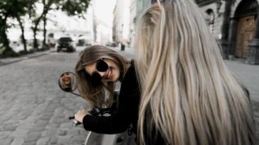 Cantora surpreende fãs com novo look durante turnê europeia, irradiando poder e autenticidade