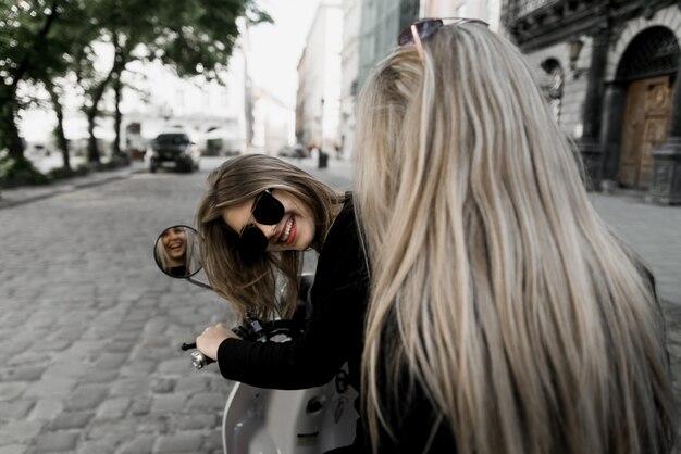 Cantora surpreende fãs com novo look durante turnê europeia, irradiando poder e autenticidade