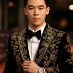 Richie Koh arrasa com look de R$2,9 milhões no Golden Horse 12 Ator brilha no tapete vermelho com produção luxuosa quase o preço de um apartamento