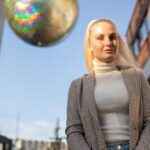 Cantora troca loiro platinado por fios pretos cacheados e exibe look poderoso na capital francesa