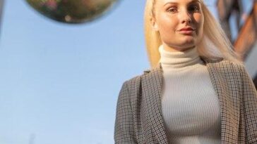 Cantora troca loiro platinado por fios pretos cacheados e exibe look poderoso na capital francesa