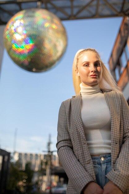 Cantora troca loiro platinado por fios pretos cacheados e exibe look poderoso na capital francesa