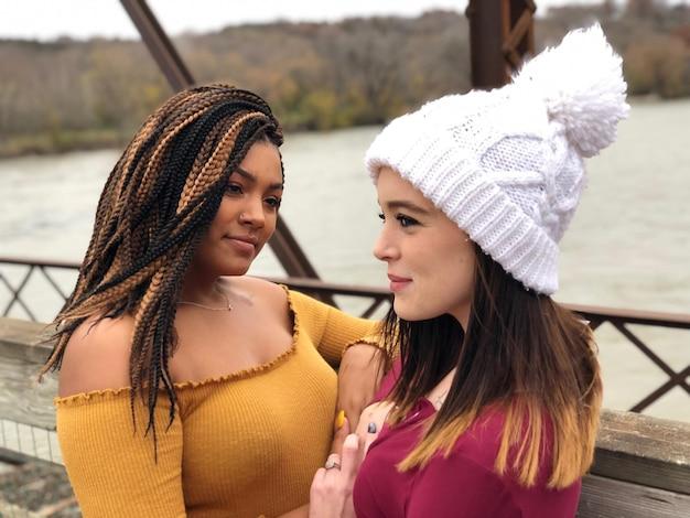 Mãe e filha uniram forças para ajudar Tina a gravar comercial mesmo com sinusite, mostrando união familiar e talento em ação